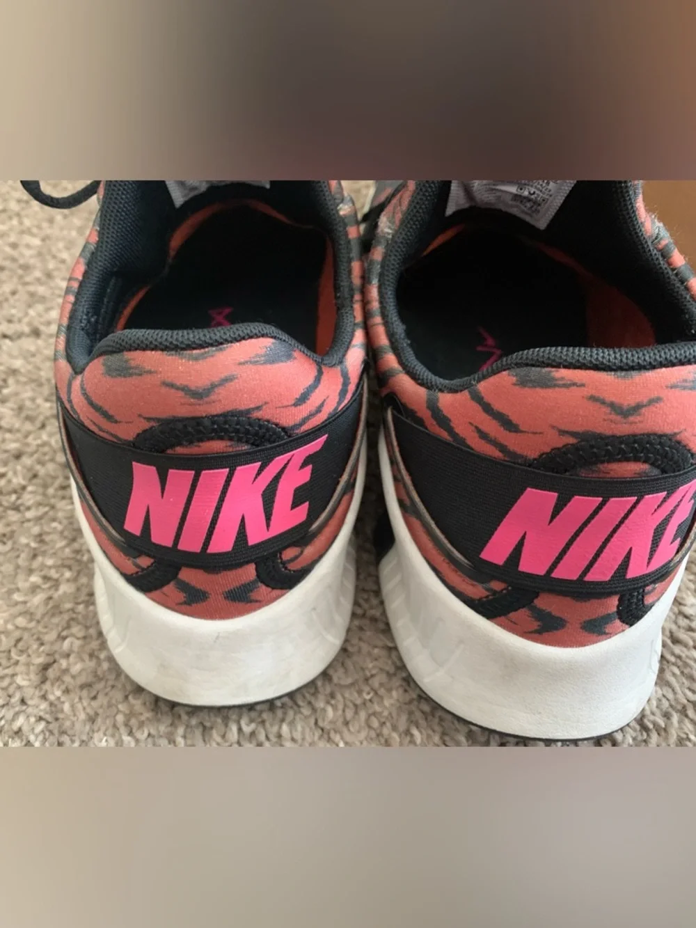 Nike Tiger-Pattern Running Shoes Women's 10 - Picture 2 of 5